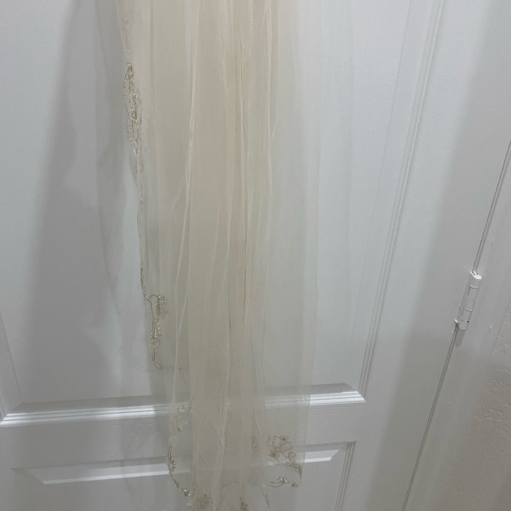 Finger tip scalloped beaded pearl ivory veil NEW David’s bridal